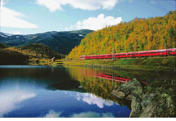 Le train rouge du trajet Oslo-Bergen et vice versa est emblématique. Il donne un excellent aperçu du pays. DR