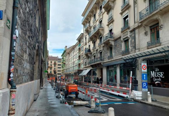 Rue de la Muse, les SIG renouvellent le réseau de distribution du gaz et de l’électricité. TR 