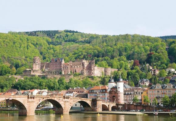 Le somptueux château d’Heidelberg avec son architecture Renaissance surplombe la ville prisée des amoureux en raison de son cadre poétique. CROISIEUROPE