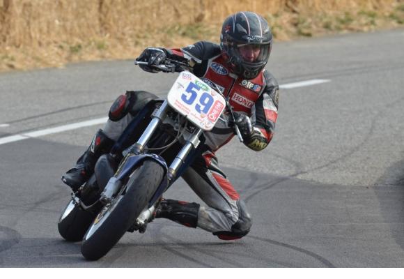 Thierry Courtois court depuis près de 20 ans à Verbois, sur la même moto: une Honda CR500. STÉPHANE CHOLLET 