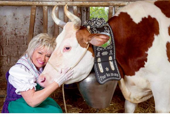 Carol Rich, l’artiste à la voix d’or, et la vache Fleurette. DR 