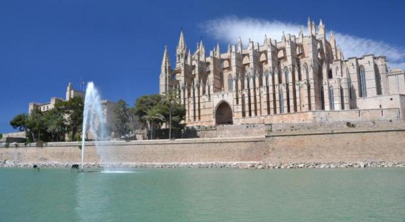  La cathédrale Santa Maria de Palma de Majorque (la Seu) vue depuis le Parc de la Mar. Passeig del Born, promenade ombragée de Palma. Le château du Gibralfaro, Málaga. Plage au centre de Málaga..