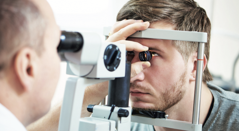 Un simple examen du fond de l’œil permet de détecter des anomalies.