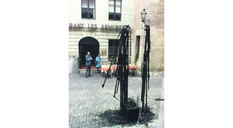 Il y a dix jours, les parasols devant le restaurant «Les Armures», ont été incendiés…