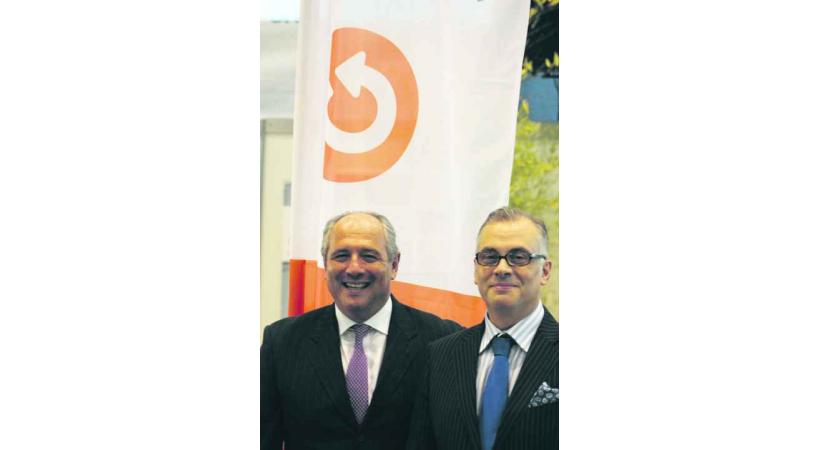 M. Albert Bonelli, président de l'Union professionnelle suisse de l'automobile, section Genève (à gauche) et M. Daniel Feniello, membre UPSA Genève et responsable de l'organisation du Salon de la voiture d'occasion.