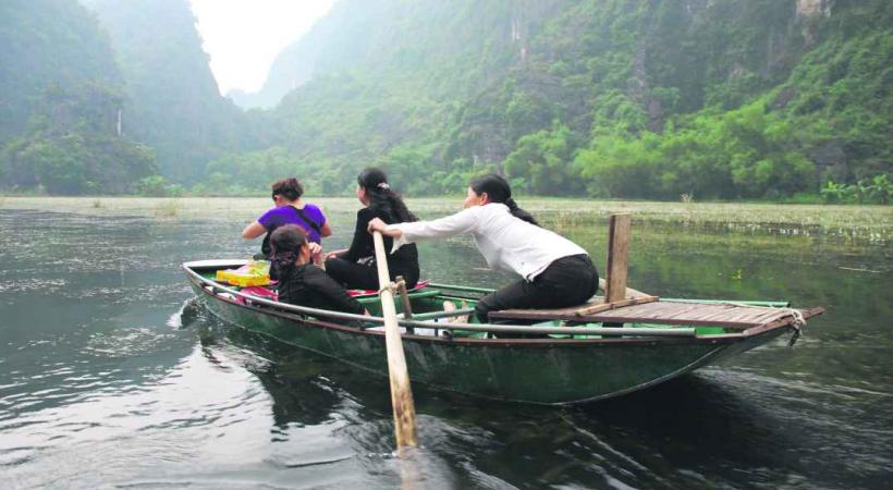 Le sampan est une embarcation toujours utilisée pour se déplacer sur le fleuve.