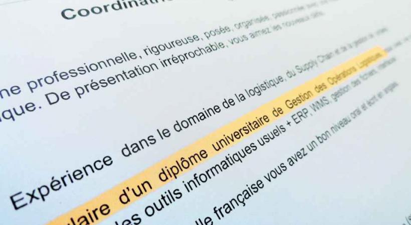 Parue sur le site jobup.ch, l'annonce cible les personnes diplômées en France. 