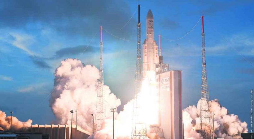 Spectaculaire décollage de la fusée Ariane 5 depuis le Centre Spatial Guyanais à Kourou