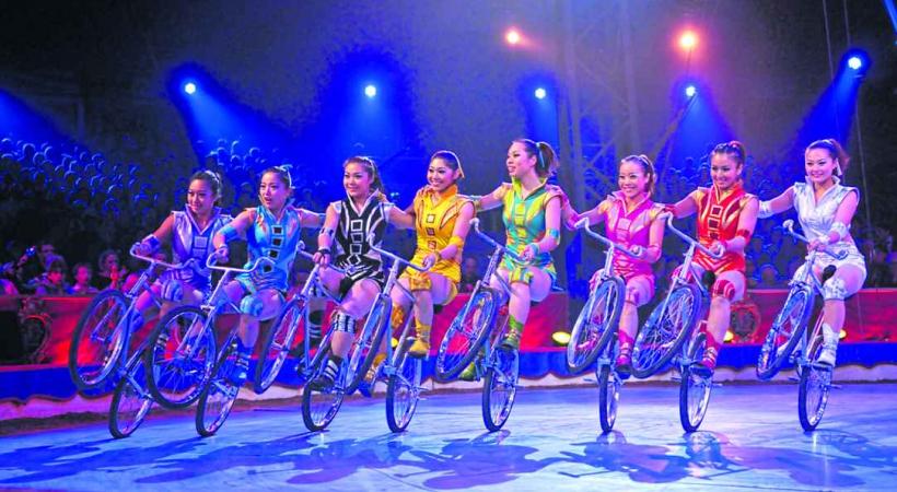 Venues de Chine, les Dalian Girls envahissent la piste dans une explosion de couleurs. 
