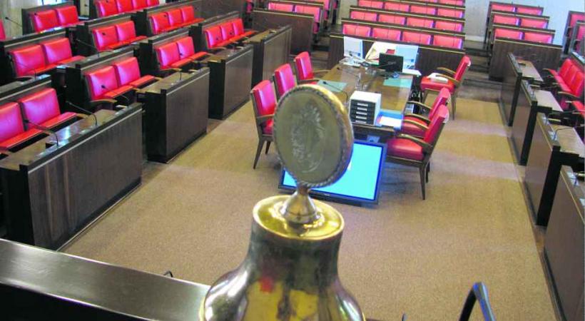 Trop de députés aiment vivre en vase clos, avec comme toile de fond: la salle du Grand Conseil. 