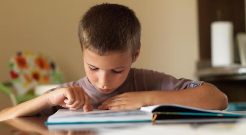 Les enfants dyslexiques ont des difficultés à dissocier les sons. 123RF/DOMENICOGELERMO
