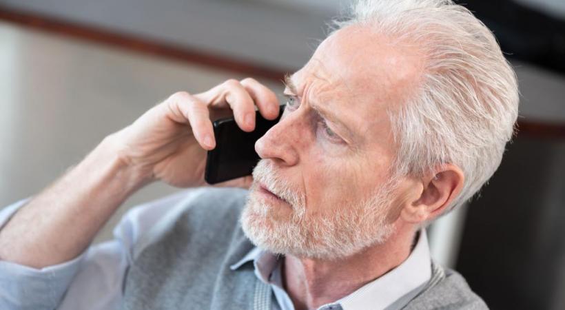 La plupart du temps, les escrocs contactent les seniors par téléphone. 123RF/THODONAL