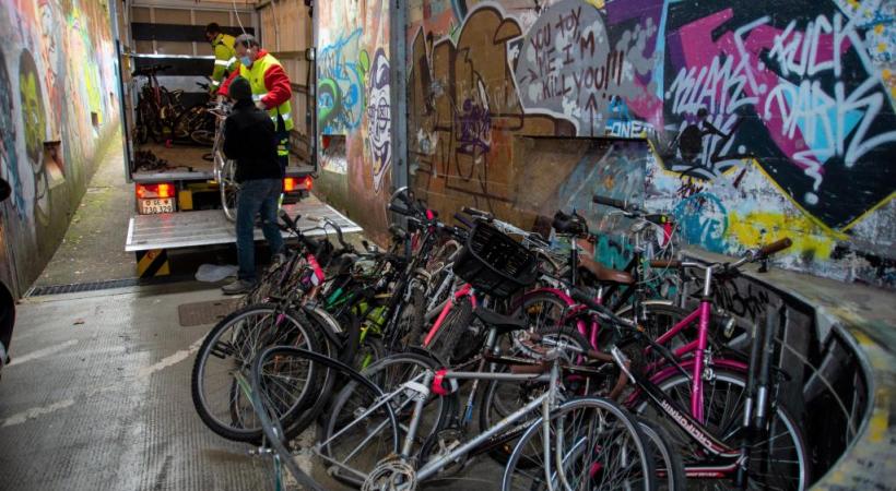 Les vélos retirés de la voie publique sont déchargés au local de la coopérative autogérée Péclôt 13 à la Servette. STéPHANE CHOLLET 