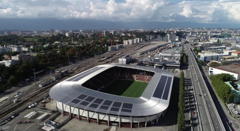 Des panneaux photovoltaïques installés sur le toit du Stade de Genève. FRANçOIS MARTIN/SIG