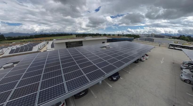 Sur le site des TPG d’En Chardon, 5000 m2 de panneaux photovoltaïques ont été installés. PASCAL BITZ