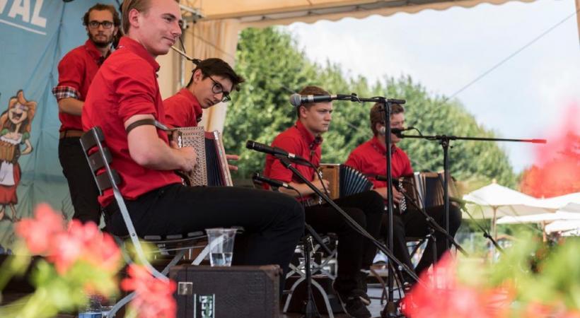 Le Pregny Alp Festival fait vibrer la musique traditionnelle suisse. Dans les groupes, la relève est assurée. PREGNY ALP FESTIVAL