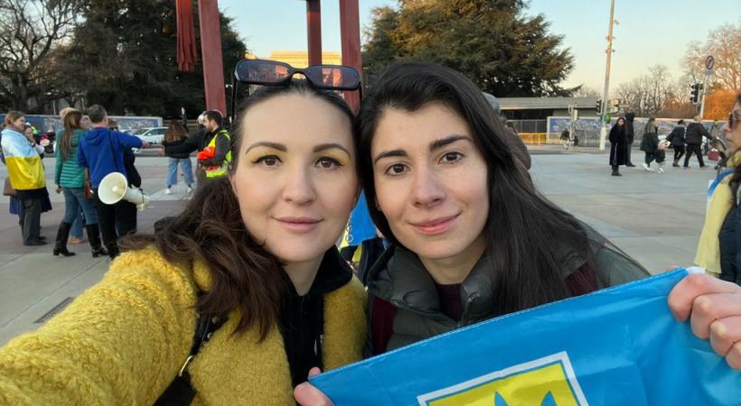 Irina Shevchenko, à droite, accompagnée d’une amie ukrainienne habitant Lausanne sur la place des Nations samedi 5 mars. DR
