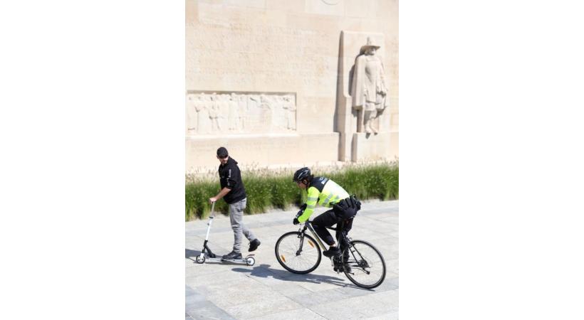 Créée au printemps 2021, la bike police fait la chasse aux trottinettes en infraction. VDG
