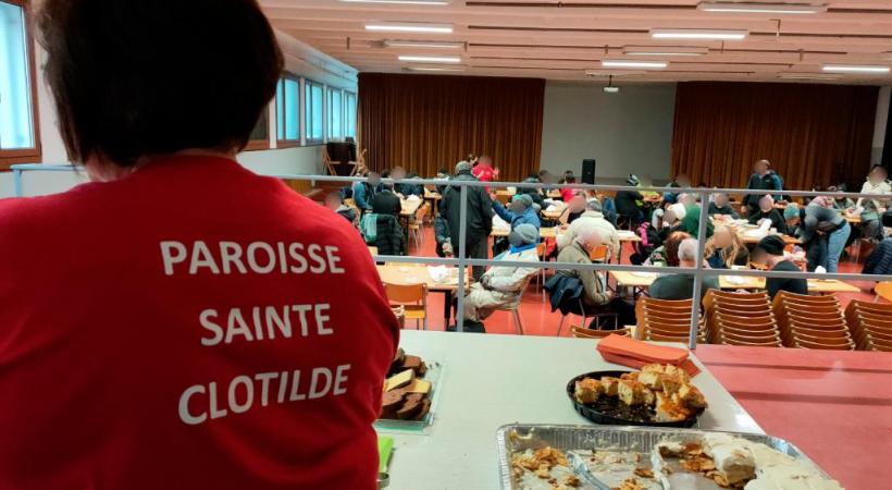 En ce dimanche midi, à la paroisse Sainte-Clotilde, les tables sont déjà bien occupées. MP