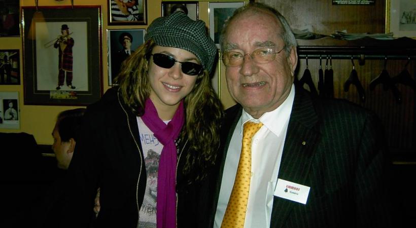Shakira avec Jean-Yves Glauser, alias le Père Glôzu, était de passage à Genève l’année dernière au Café de l’Hôtel de Ville. DR 