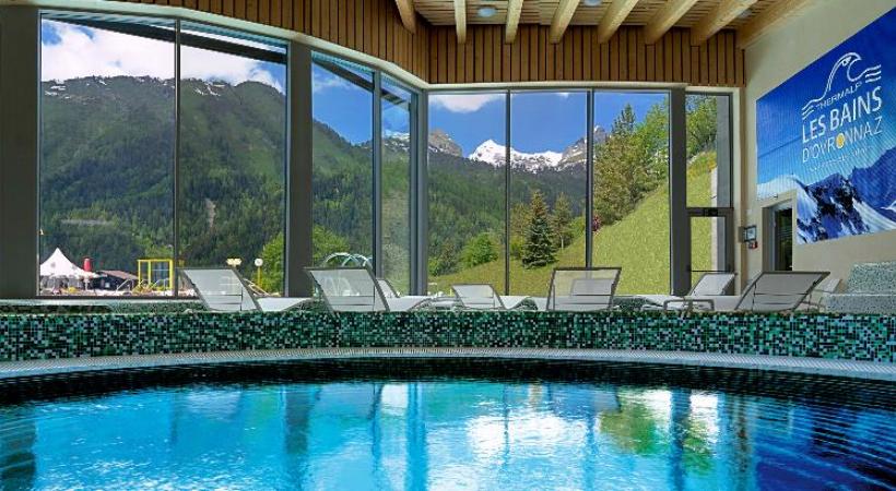 Relaxation dans les bassins extérieurs pour profiter du panorama. Le Moulin, un sauna finlandais aux lignes épurées. Le Panoramic Alpine SPA. La terrasse du restaurant offre une splendide vue panoramique sur les montagnes. 