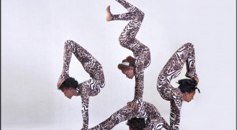 Les contorsionnistes éthiopiens HabesHa Icarians dans leurs numéros d’acrobaties. DR 