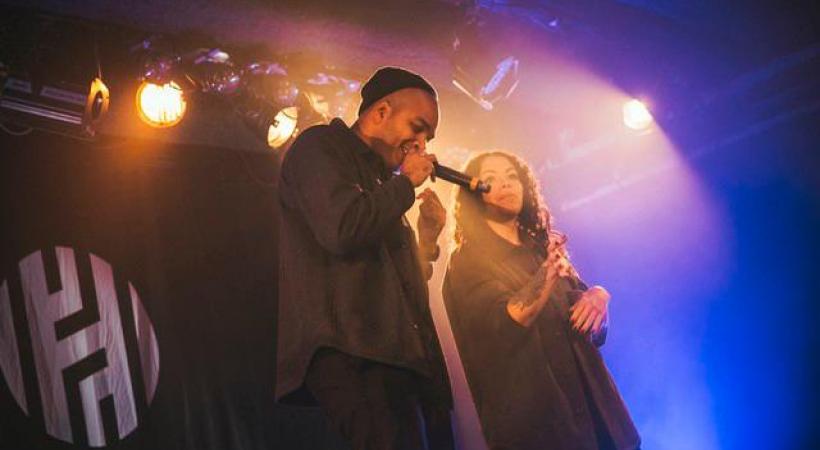 Erremsi et Elodia proposent un concert de hip-hop interprété en langue des signes. CHAMA CHEREAU