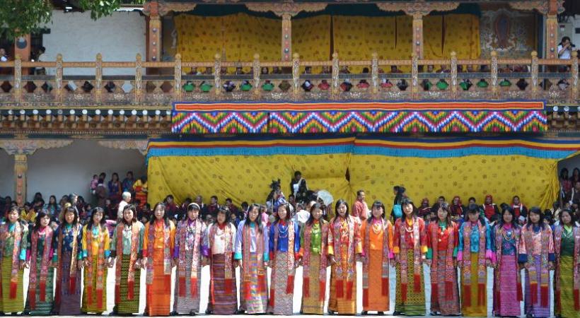 Dans le dzong de Punakha, le Festival de danses traditionnelles est riche en couleurs.
