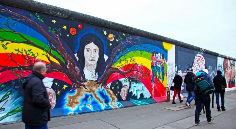 Redécouvrir l’histoire en parcourant l’East Side Gallery, composée de graffitis recouvrant  1,3 km d’un tronçon de l’ancien mur de Berlin. 123RF 