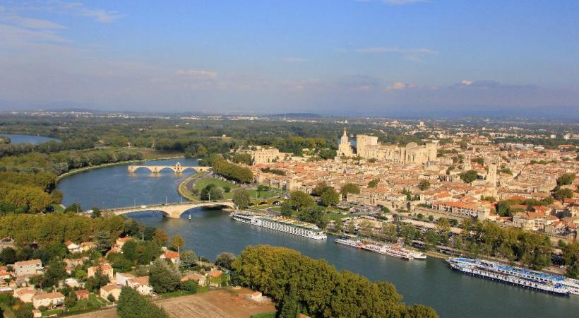 Avignon est aussi une escale pour les croisières fluviales sur le Rhône. ALAIN HOCQUEL-ADDT VAUCLUSE Œnotourisme en Solex électrique. TERRAVENTOUX L’entrée des mines d’ocre de Bruoux à Gargas. ALAIN HOCQUEL-ADDT VAUCLUSE 