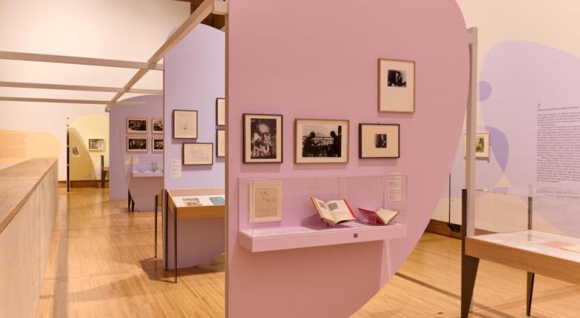 L’exposition réunit des documents originaux: photographies, dessins, manuscrits..