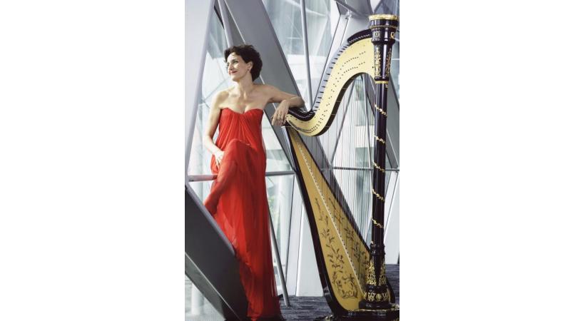 L’artiste française Isabelle Moretti et sa harpe. NANDA