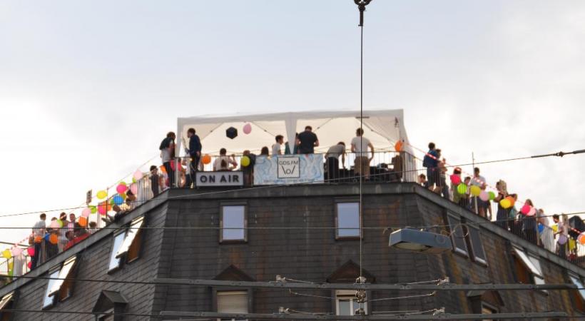 Fiesta sur les toits organisée par Ron Orp en Suisse. RON ORP 