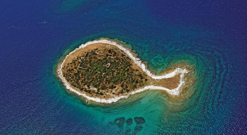 Près de 150 îles, îlots et récifs composent le fabuleux archipel des Kornati. La Croatie est aussi très appréciée pour ses criques aux eaux cristallines. Une visite de Dubrovnik s’impose. Tout réverbère la lumière sur les remparts et dans les ruelles marbrées de Dubrovnik. 