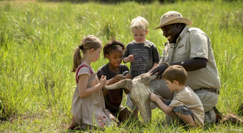 Les «hippos» sont les maîtres des eaux. ALAIN BOSSU Panthère dans  la réserve.  RêVES AFRIQUE Les enfants sont très attentifs aux explications des guides. &BEYOND Le lion reste le roi de la savane... ALAIN BOSSU Safari dans la réserve de Moremi. OKUTI CAMP 