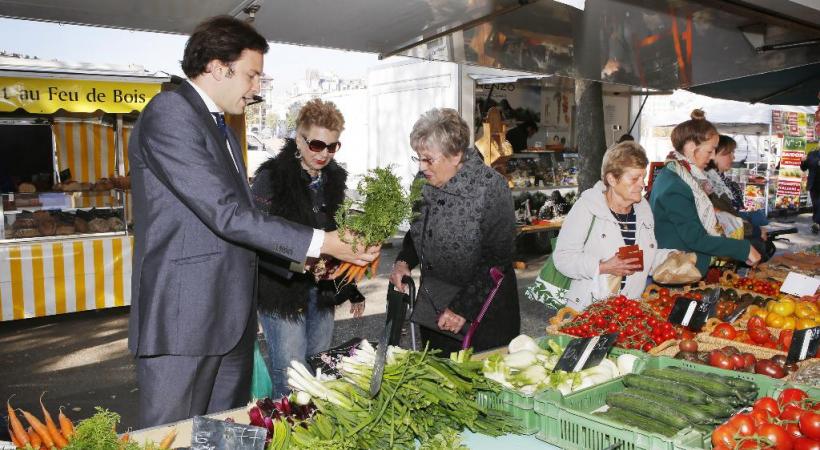 Le conseiller administratif, Guillaume Barazzone achète ses carottes au marché. DR 