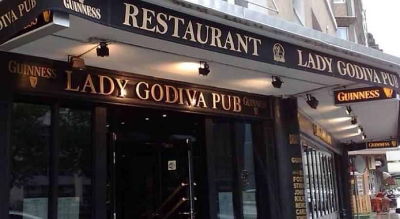 Le propriétaire du pub refuse de changer le nom de son établissement. En médaillon, la légendaire Lady Godiva. DR 