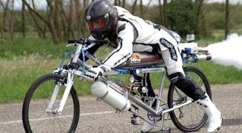 Un Français de 32 ans bat un record du monde sur un vélo-fusée. DR 