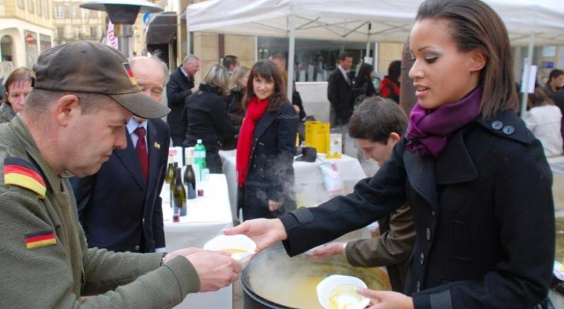 Miss Suisse romande distribuait la soupe lors de la 6e journée de la soupe en 2009. DR 