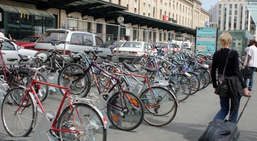 Le Canton améliore son offre de stationnement pour les deux-roues motorisés et les vélos. DRK 