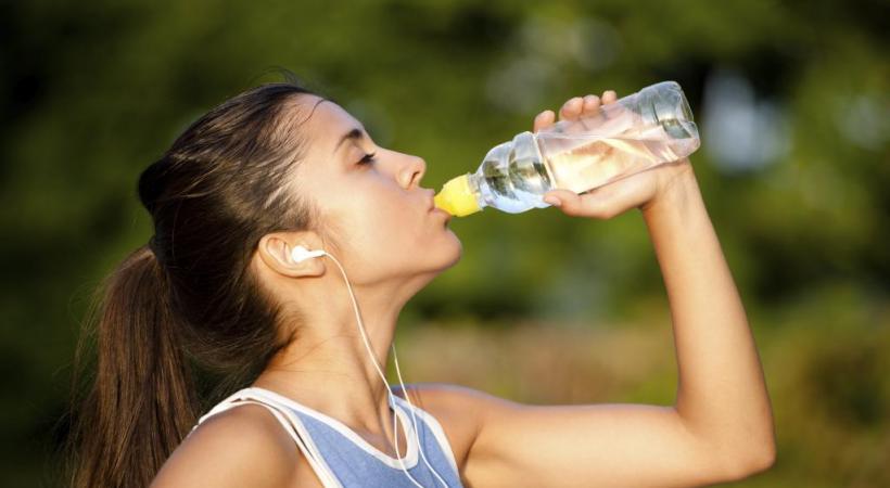 Faites du sport et buvez 1,5 litre d’eau par jour pour éliminer. ISTOCK/BERC 