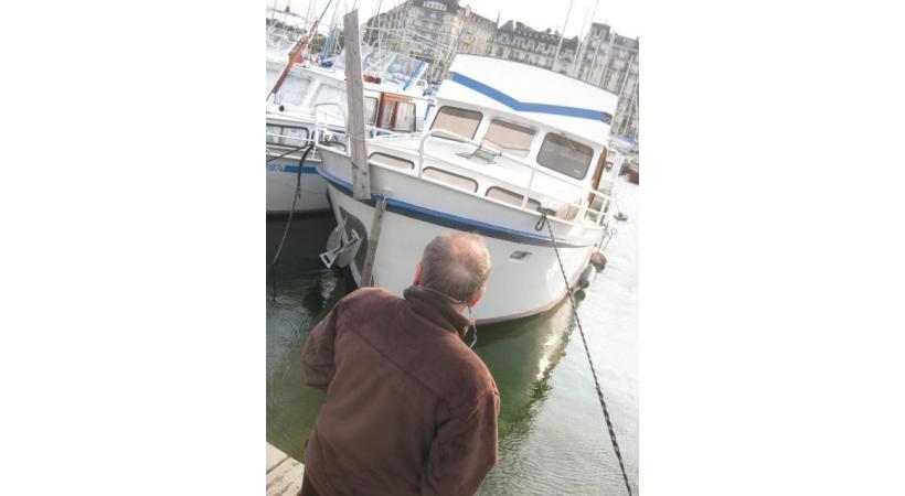 Alain*, devant son bateau vandalisé. DR 