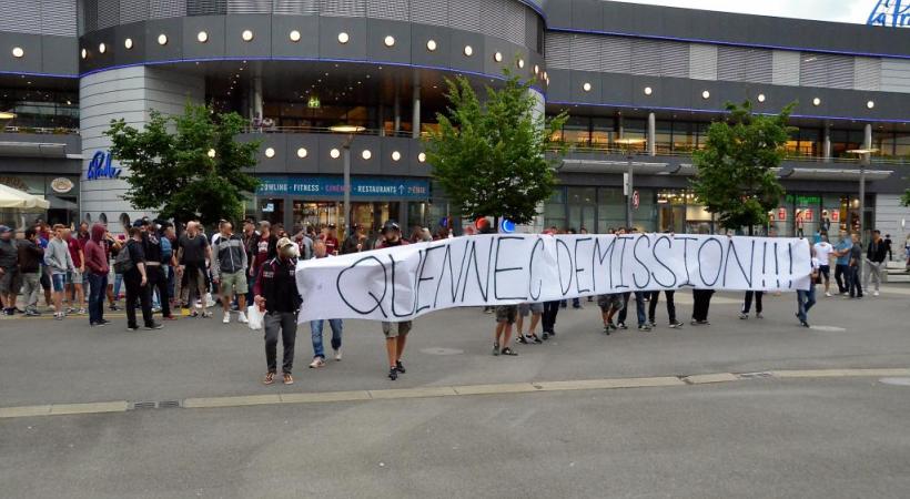 Lundi 1er juin, des supporters du Servette FC réclamaient la démission de Hugh Quennec, président du club . STéPHANE CHOLLET 