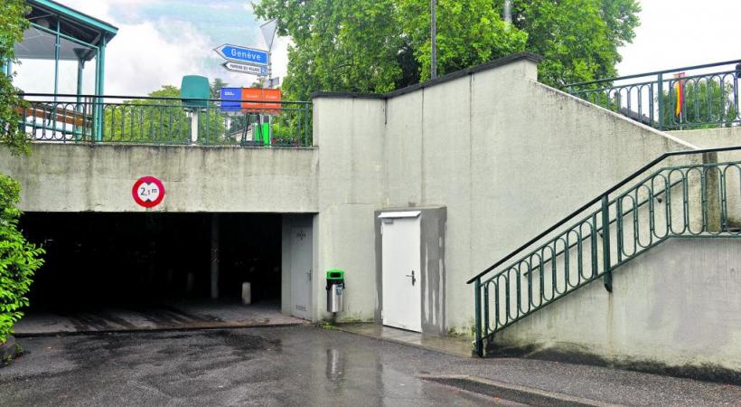 Beaucoup  de randonneurs, cyclistes, parapentistes et usagers du parking du terminus du bus Veyrier-Douane, utilisaient ces WC situés à l’entrée du parking. DAVID ROSEMBAUM-KATZMAN 