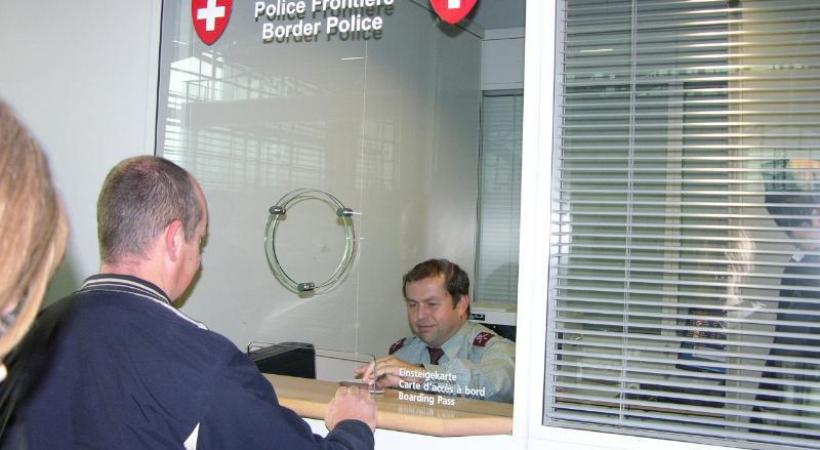 Les personnes qui ont des passeports suisses avec dates incomplètes ont quelques soucis aux douanes. En médaillon, un passeport avec un vraie date. DR 