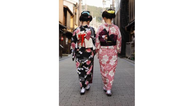 La carte postale du Japon avec le Fujisan (Mont Fuji), le lac Kawaguchi et les cerisiers en fleurs. HISTOIRE & VOYAGES Le Japon en fleurs au printemps. HISTOIRE & VOYAGES Des maikos (apprenties geisha) à Kyoto. HISTOIRE & VOYAGES Le Pavillon d’Or de Kyoto et un mariage traditionnel nippon à Tokyo. HISTOIRE & VOYAGES 