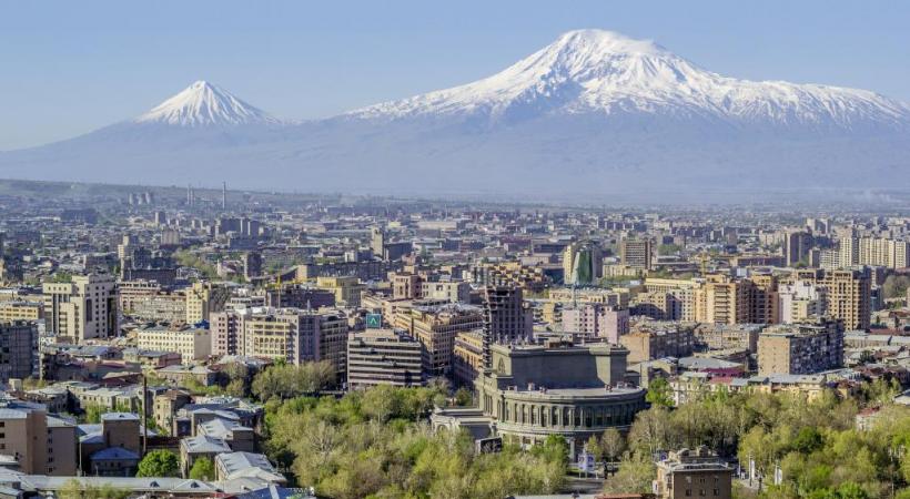 Erevan, avec derrière, le Mont Ararat, montagne sacrée des Arméniens.   