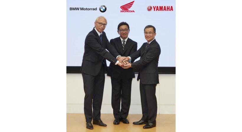 Trois patrons ont signé un accord pour accélérer la connectivité des deux-roues dans le trafic: Karl Viktor Schaller (BMW Motorrad), Tetsuo Suzuki (Honda Motor Co, Ltd.), Takaaki Kimura (Yamaha Motor Co, Ltd.). DR 