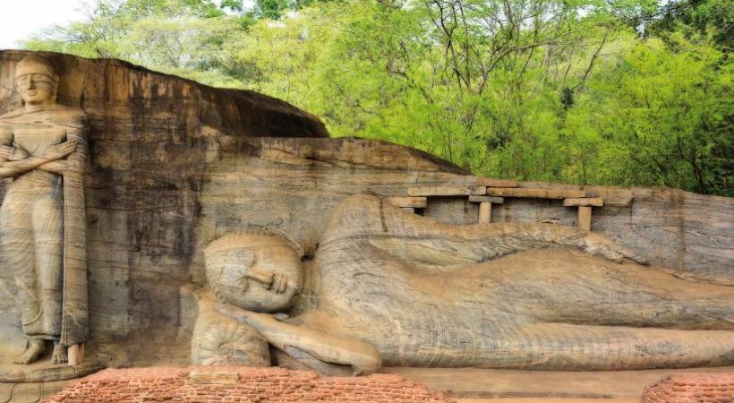 Les éléphants sont les rois du Sri Lanka. La cité historique de Polonnaruwa, inscrite au Patrimoine mondial de l’Unesco. Complément balnéaire aux Maldives (ici le Vilu Reef), à 1h30 de vol. Bouddha, dans le temple du Rocher, à Dambulla. 