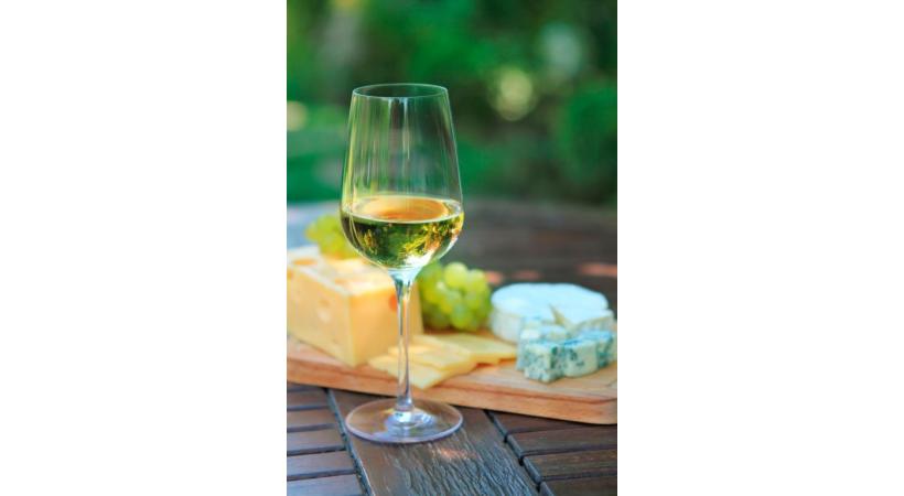 Pour accompagner le fromage, le vin rouge peut être remplacé par un blanc liquoreux. 123RF